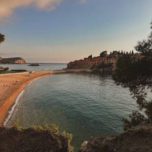 Golden hour at Sveti Stefan. 
•
•
•
Thank you!  @elena.a_s 

#montenegro #montenegro_wild_beauty #montenegrowildbeauty #gomontenegro #visitmontenegro #beautifuldestinations #sharemontenegro #sunset #sunsetlovers #sunsetlover #beautifulplaces 

• Like ▶️ Share ▶️ Comment ▶️ Save