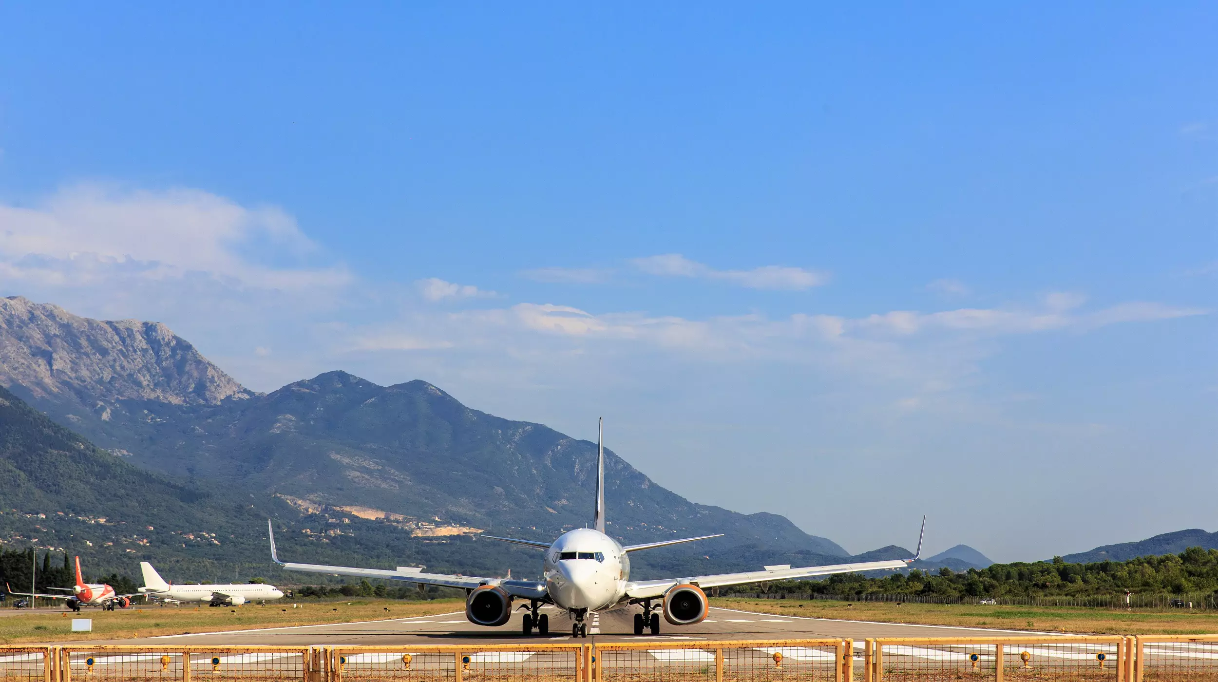 How to come by plane in Montenegro